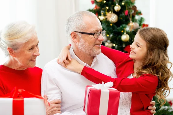 Lachende familie met geschenken thuis — Stockfoto