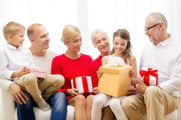 Família sorridente com presentes em casa — Fotografia de Stock