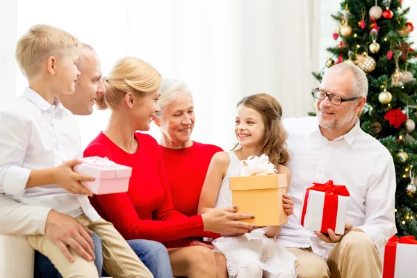 Lachende familie met geschenken thuis — Stockfoto