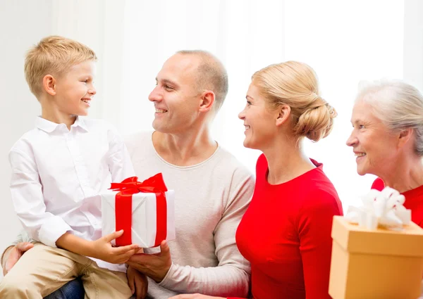 Famiglia sorridente con regali a casa — Foto Stock