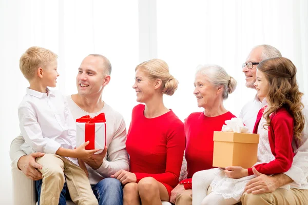 Familia sonriente con regalos en casa —  Fotos de Stock