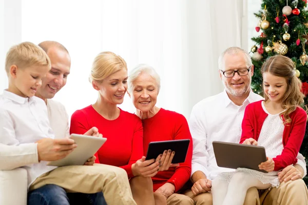 Familie zâmbitoare cu computere PC tabletă la domiciliu — Fotografie, imagine de stoc