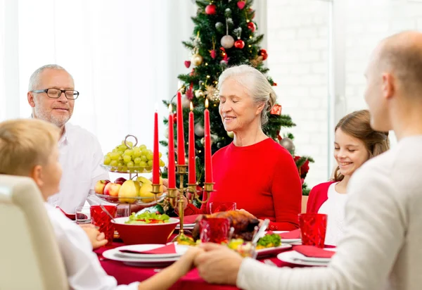 Famiglia sorridente cena di vacanza a casa — Foto Stock