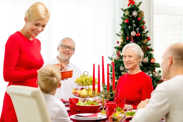 Lachende familie vakantie diner thuis hebben — Stockfoto