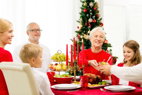 Leende familj att ha semester middag hemma — Stockfoto