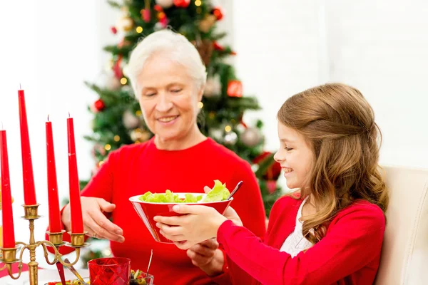 Famiglia sorridente cena di vacanza a casa — Foto Stock