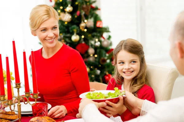 Familia sonriente teniendo una cena de vacaciones en casa —  Fotos de Stock