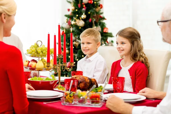 Lachende familie vakantie diner thuis hebben — Stockfoto