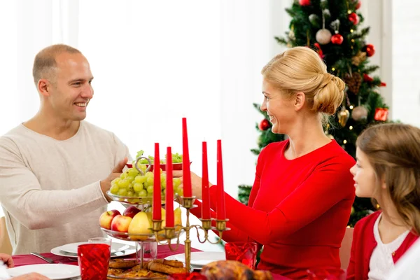 Leende familj att ha semester middag hemma — Stockfoto