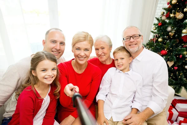 Uśmiechający się rodziny, co selfie w domu — Zdjęcie stockowe