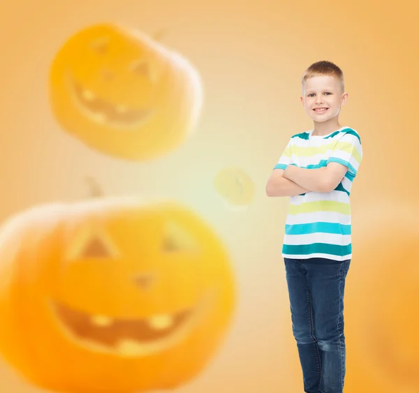 Sorridente ragazzo oltre zucche sfondo — Foto Stock