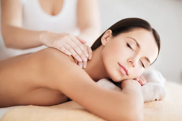 Vacker kvinna i spa med massage — Stockfoto