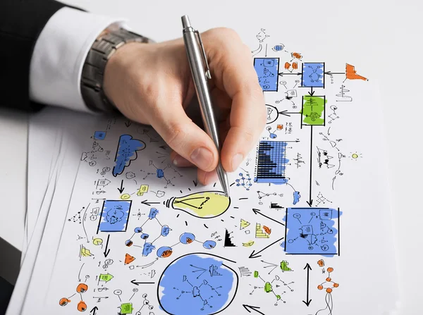 Primer plano de la mano masculina con esquema de dibujo de pluma — Foto de Stock