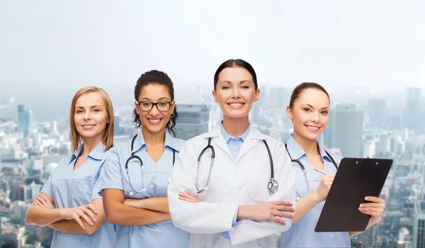 Команда или группа женщин-врачей и медсестер — стоковое фото
