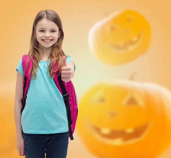 Sonriente chica en gafas sobre calabazas fondo — Foto de Stock