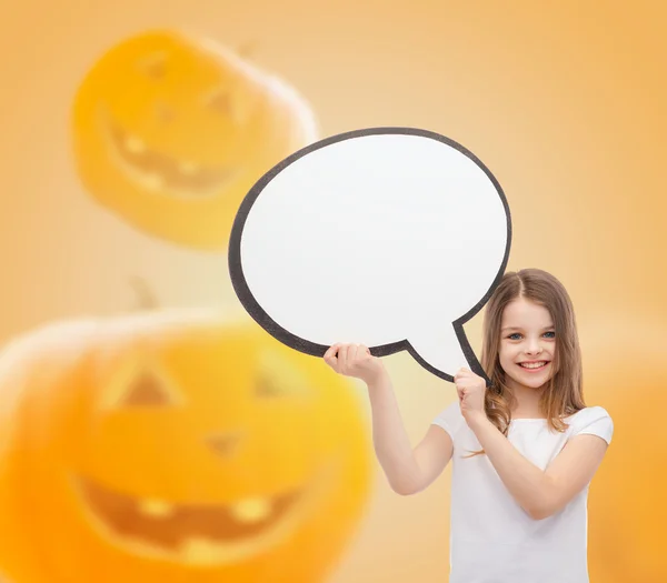 Glimlachend meisje houden grote witte tekst zeepbel — Stockfoto