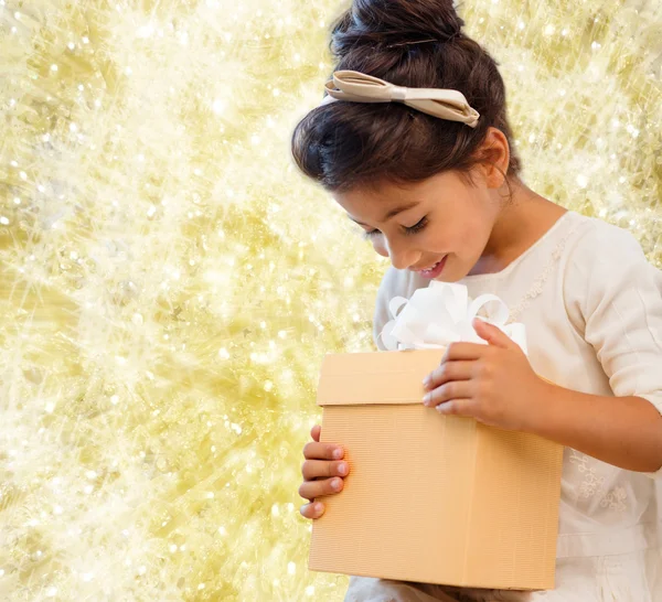 Sorrindo menina com caixa de presente — Fotografia de Stock