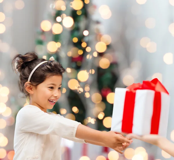 Smiling little girl with gift box — Stock Photo, Image