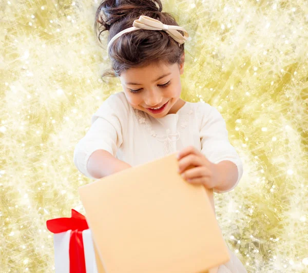 Lächelndes kleines Mädchen mit Geschenkbox — Stockfoto