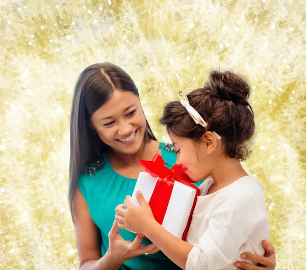 Madre feliz y niña con caja de regalo — Foto de Stock