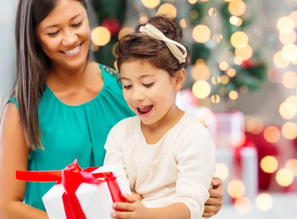 Gelukkig moeder en meisje met doos van de gift — Stockfoto