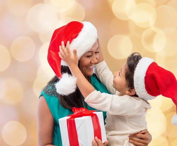 Feliz madre y niña con caja de regalo —  Fotos de Stock