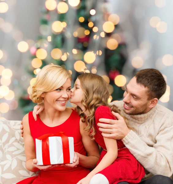 Glückliche Familie mit Geschenkbox — Stockfoto