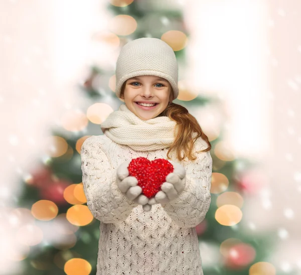 Chica en ropa de invierno con pequeño corazón rojo — Foto de Stock