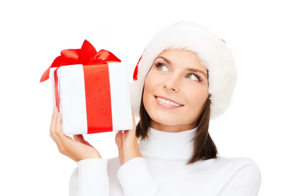 선물 상자 산타의 도우미 모자에 웃는 여자 — 스톡 사진