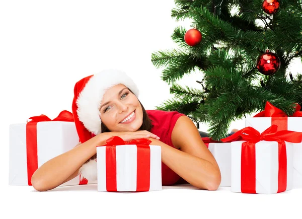 Lachende vrouw in helper kerstmuts met een geschenkdozen — Stockfoto