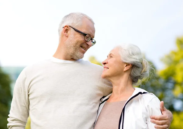 Senior couple hugging in city park — Stock Photo, Image