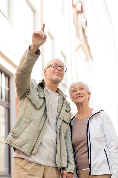 Senior koppel op stad straat — Stockfoto