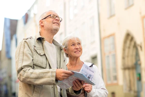 Senior koppel op stad straat — Stockfoto