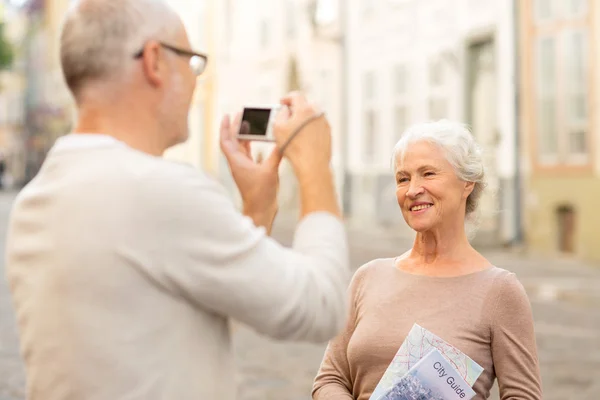 Pareja de ancianos fotografiando en la calle de la ciudad —  Fotos de Stock