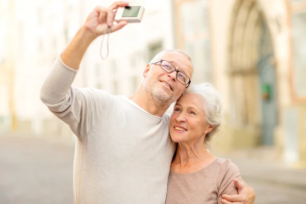 Pareja de ancianos fotografiando en la calle de la ciudad — Foto de Stock