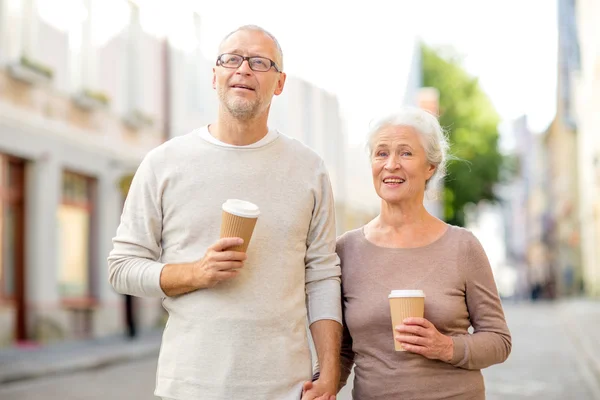 Senior koppel op stad straat — Stockfoto