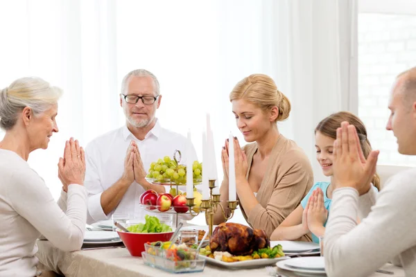 Lachende familie vakantie diner thuis hebben — Stockfoto