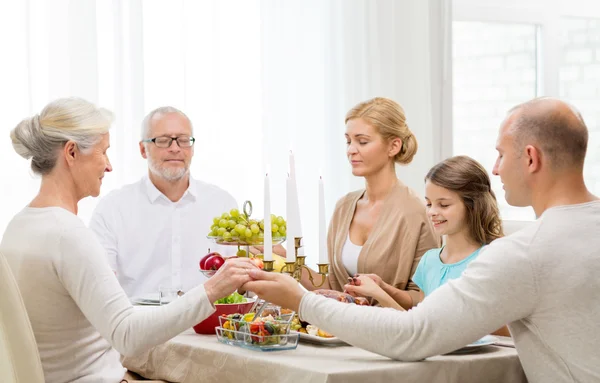 Familia sonriente teniendo una cena de vacaciones en casa —  Fotos de Stock