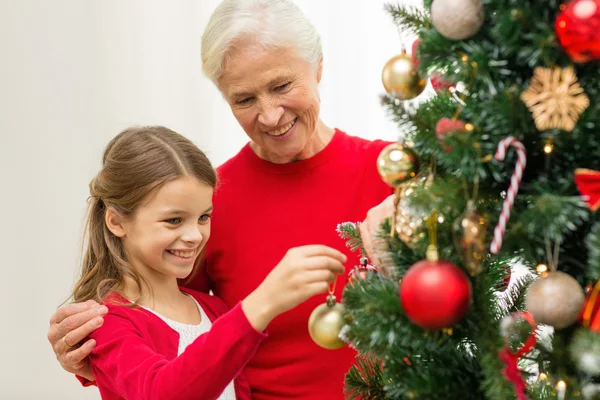 Família sorrindo decoração árvore de Natal em casa — Fotografia de Stock