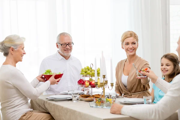 Famiglia sorridente cena di vacanza a casa Foto Stock Royalty Free