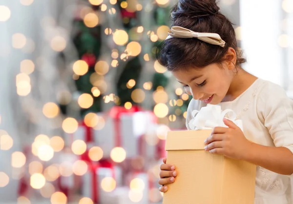 Sorrindo menina com caixa de presente — Fotografia de Stock