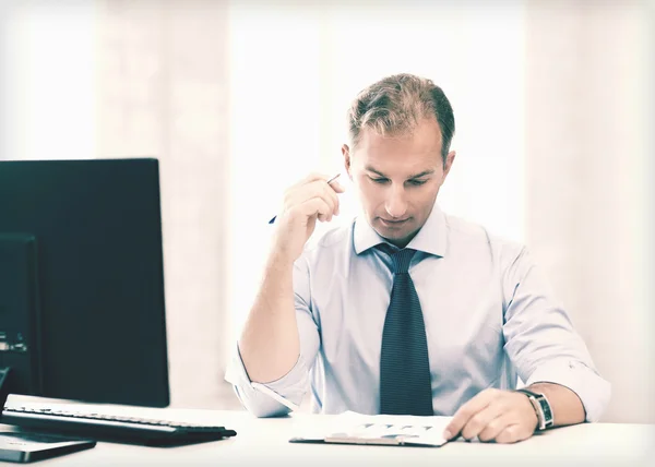 Zakenman schrijven in notebook — Stockfoto