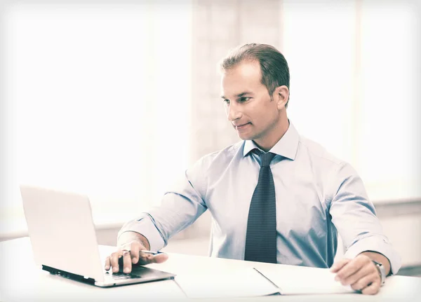 Homme d'affaires souriant travaillant au bureau — Photo