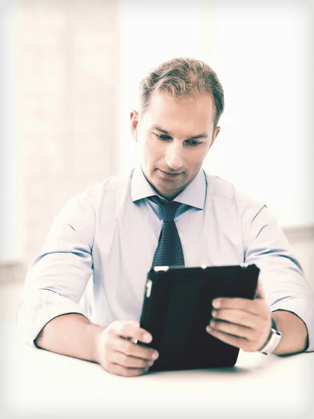 Empresário com tablet pc no escritório — Fotografia de Stock
