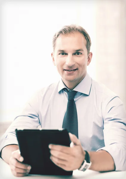 Бизнесмен с планшетным ПК в офисе — стоковое фото