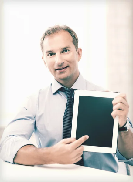 Lächelnder Geschäftsmann mit Tablet-PC im Büro — Stockfoto