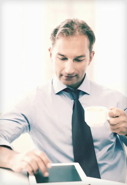 Uomo d'affari con tablet pc e caffè in ufficio — Foto Stock