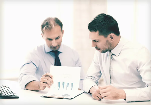 Empresarios con cuaderno sobre reunión —  Fotos de Stock