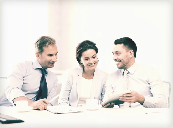 Equipo de negocios que se divierten con la tableta PC en la oficina — Foto de Stock