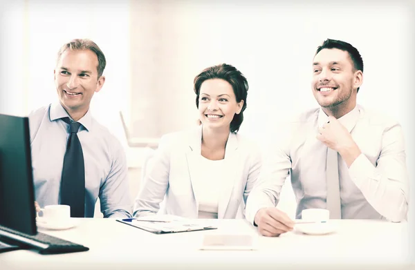 Equipe de negócios discutindo algo no escritório — Fotografia de Stock